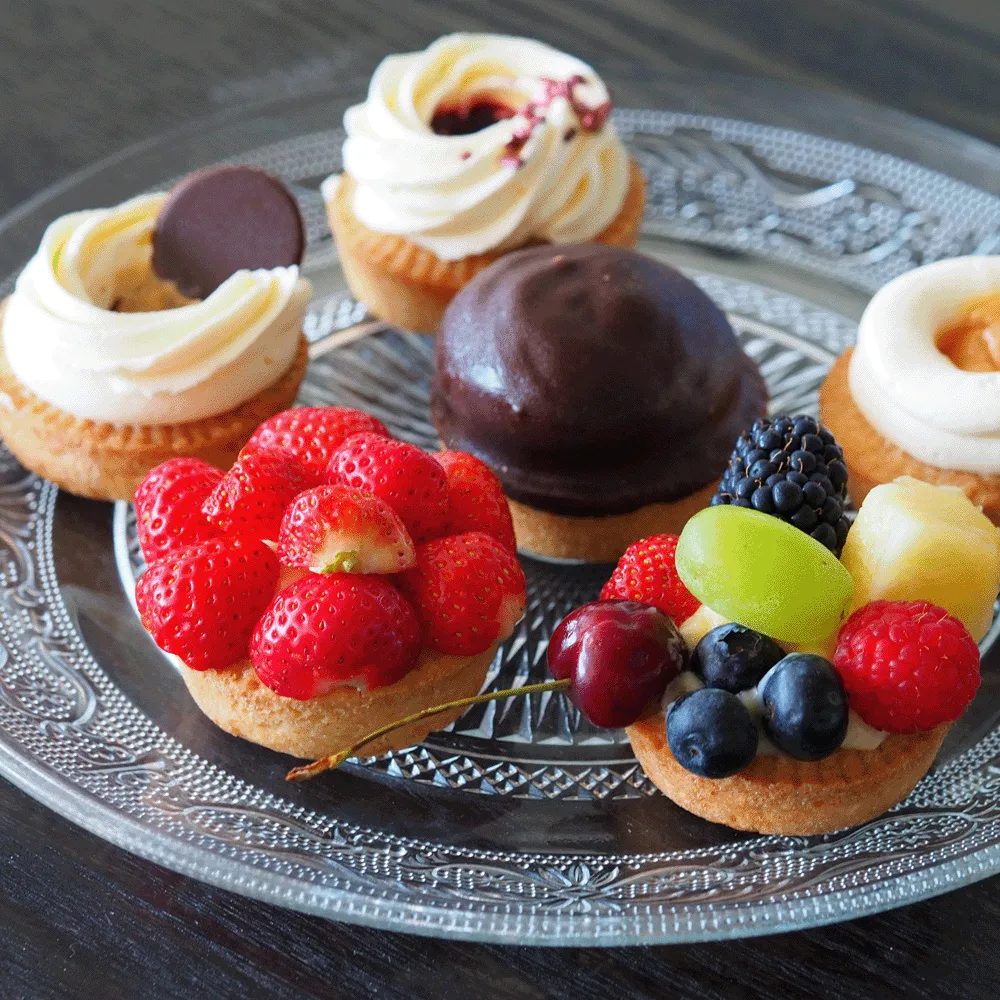 Petit patisserie op een etagère